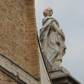 porta san francesco statua giustizia