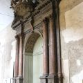 Il portone monumentale dipinto del Teatro Farnese