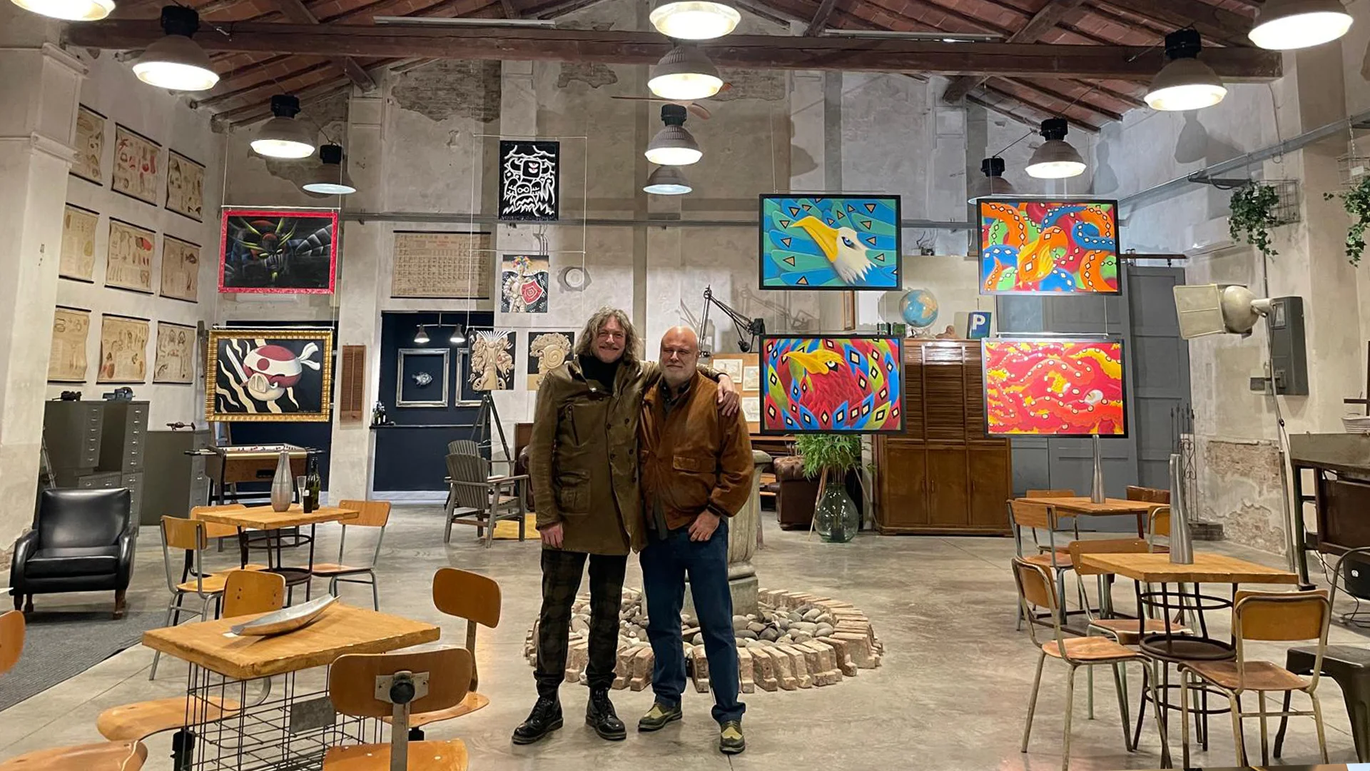 Manuel Roncoroni e Oscar Salerni ritratti davanti alle opere esposte nell'atelier Il Capanno